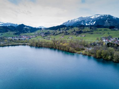 Göl manzaralı dramatik bulutlar