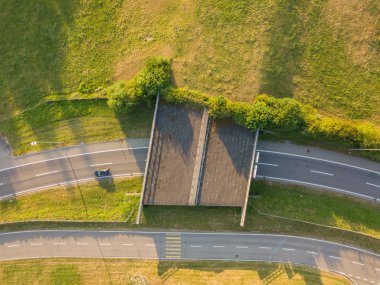 Akşam ışığında tamamlanmamış yol köprüsünün havadan görüntüsü