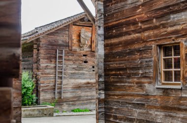 Valais Vadisi 'ndeki İsviçre Alpleri' nin kırsal kesimindeki ahşap evler ve kulübeler bir yaz günü