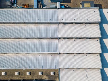 Düzenli metalik çatının hava görüntüsü