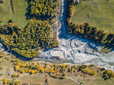 Çamur kaymasından kaynaklanan devasa yatak yüküyle nehrin havadan görünüşü