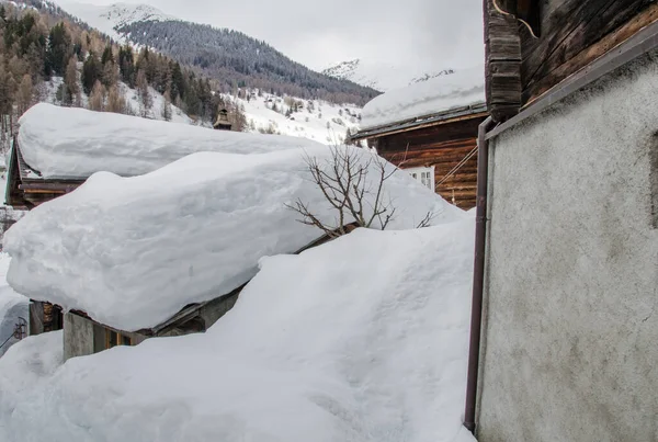 Snötäckta Gamla Hus Trä Alpin Dal Schweiz — Stockfoto