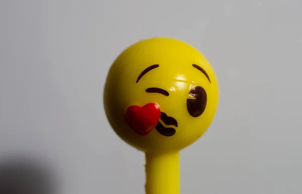 Amarelo Sorridente Rosto Beijando Emoticon — Fotografia de Stock