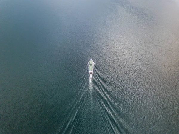 Luftaufnahme Einer Passagierfähre Auf Einem See Der Schweiz — Stockfoto