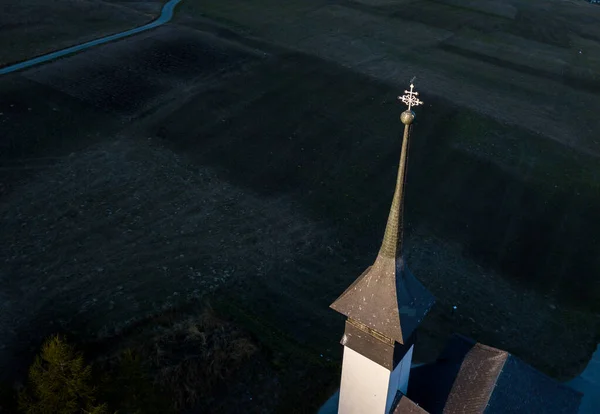 Вид Воздуха Церковную Башню Крестом Вершине Швейцарии — стоковое фото