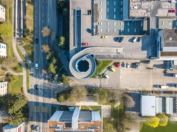 Légi Kilátás Tetőtéri Parkoló Spirál Rámpa Autók — Stock Fotó