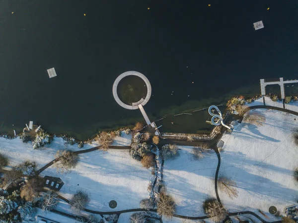 Αεροφωτογραφία Της Νεροτσουλήθρας Στην Ακτή Της Λίμνης Χειμώνα — Φωτογραφία Αρχείου