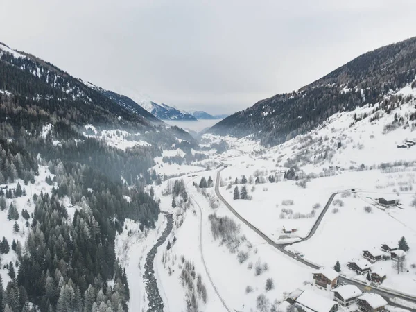 Veduta Aerea Del Fiume Attraverso Foresta Coperta Neve Scena Calma — Foto Stock