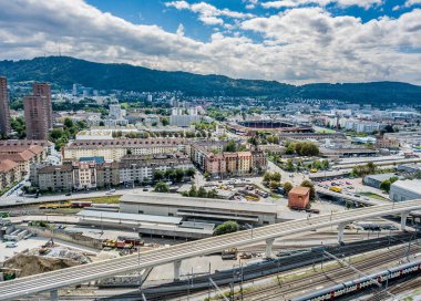 İsviçre 'nin kırsal kesimindeki tren istasyonunun havadan görüntüsü