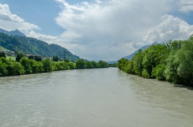Yeşil ağaçlarla bembeyaz bir arazide Hanın Nehri manzarası 