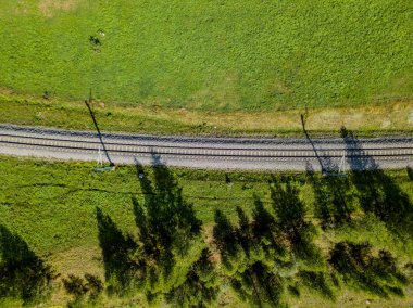 İsviçre, Avrupa 'daki tarım arazisi boyunca düz demiryolu raylarının havadan görünüşü