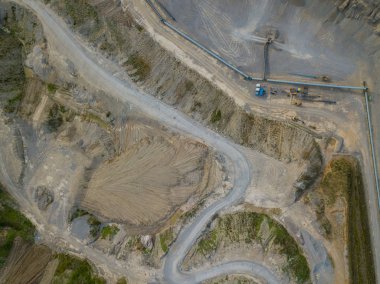 Ham madde taşımacılığı için açık çakıl ocağındaki taşıma bandının hava görüntüsü