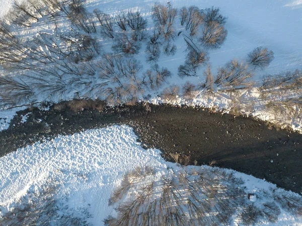 Flygfoto Över Floden Genom Snötäckta Landskap — Stockfoto