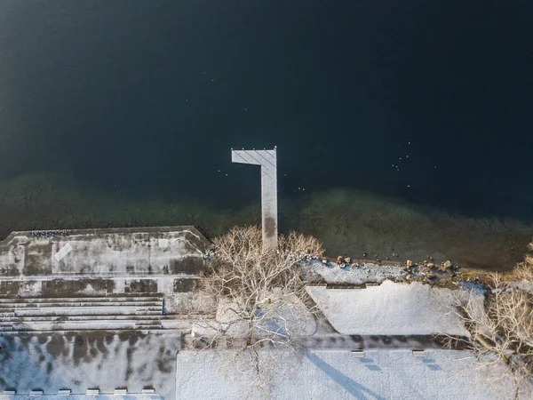 Εναέρια Άποψη Του Σταδίου Προσγείωσης Καλυμμένου Χιόνι Στη Λίμνη — Φωτογραφία Αρχείου