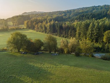 Yukarıdan, İsviçre 'deki ormanın ve açık alanın havadan görüntüsü. Sakin kırsal.