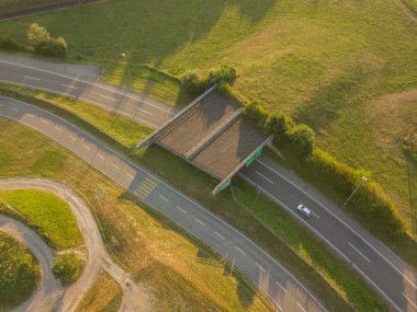 Akşam ışığında tamamlanmamış yol köprüsünün havadan görüntüsü