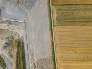 Ham madde taşımacılığı için açık çakıl ocağındaki taşıma bandının hava görüntüsü