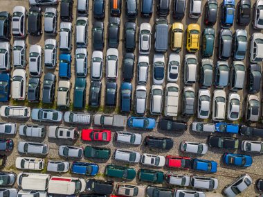 Araba satıcısının büyük araba parkının havadan görüntüsü. İkinci el arabalar..