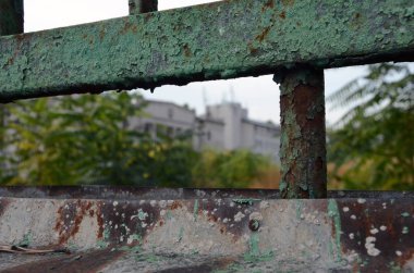 Eski ve paslı bir çubuğu yakından çek. Geleneksel endüstri kavramı.