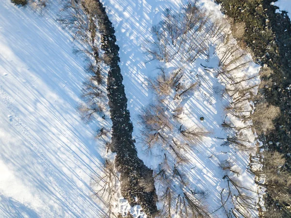 Vista Aérea Pedras Cobertas Neve Rio Que Flui Através Inverno — Fotografia de Stock