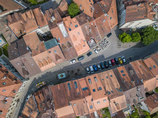 İsviçre 'deki eski ortaçağ şehri Fribourg' un havadan görünüşü