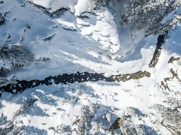 Vista Aérea Rio Thorugh Floresta Coberta Neve Cena Calma — Fotografia de Stock