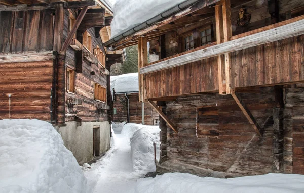 Casas Antiguas Cubiertas Nieve Madera Valle Alpino Suiza —  Fotos de Stock