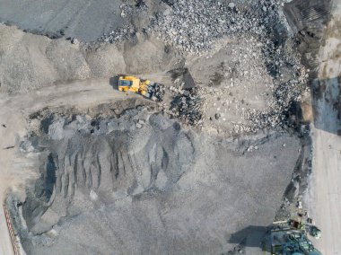 Ham madde taşımacılığı için açık çakıl ocağındaki taşıma bandının hava görüntüsü