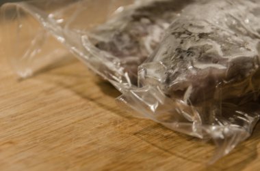 Plastik paketlerde mühürlü ve donmuş alabalık.