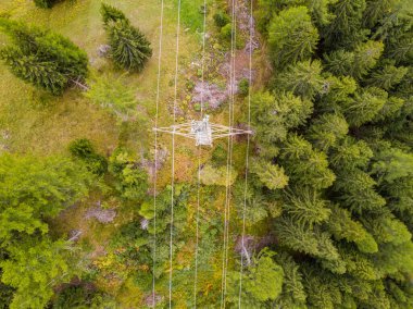 İsviçre 'nin dağlık bölgesindeki elektrik hattı direğinin hava görüntüsü