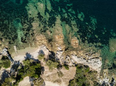 Akdeniz 'in su yüzeyi. Deniz tabanı dalgaların arasından görülebilir. Temiz su kavramı.