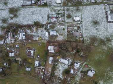 Kışın dağ köyünün çatıları karla kaplıydı.