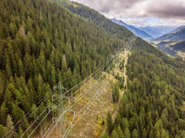 İsviçre 'nin dağlık bölgesindeki elektrik hattı direğinin hava görüntüsü