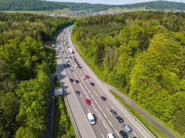 İsviçre 'de otobanın üzerindeki yaban hayatı üst geçidinin havadan görünüşü