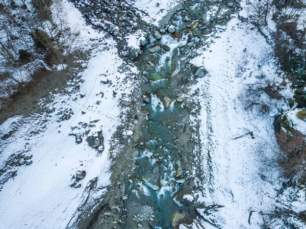 Hermoso Río Que Fluye Través Nieve Congelada Cubierto Paisaje — Foto de Stock