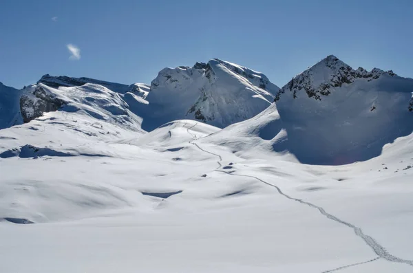 Soğuk Bir Kış Gününde Sviçre Dağları Uzak Bölgelerde Kar Tepeleri — Stok fotoğraf