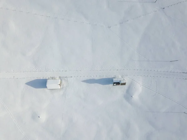 Letecký Pohled Chatu Sněhu Vzdálená Budova Sněhem — Stock fotografie