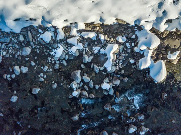 Flygfoto Snötäckta Stenar Floden Rinner Genom Vintern — Stockfoto