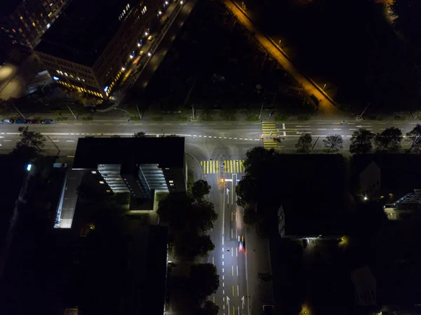 Parlak Işıklarla Avrupa Şehrinin Havadan Görünüşü — Stok fotoğraf