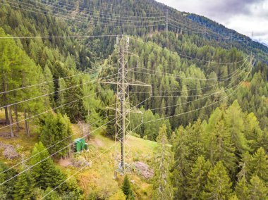 İsviçre 'nin dağlık bölgesindeki elektrik hattı direğinin hava görüntüsü