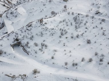 Kış manzarasında karla kaplı tünelin havadan görünüşü.