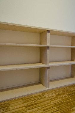 Evdeki ahşaptan yapılmış boş kitaplık.