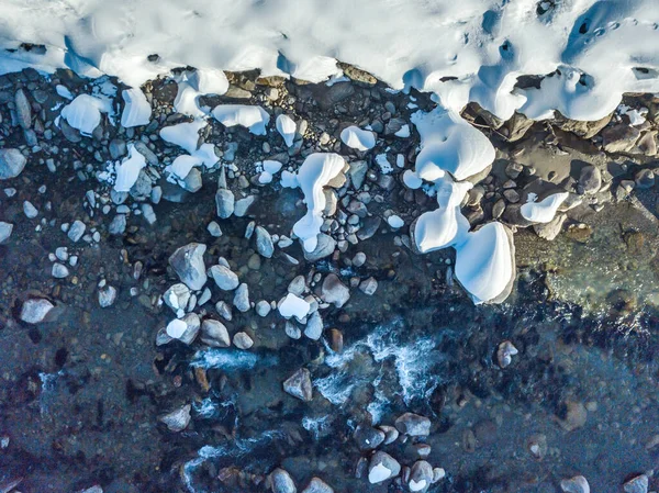 Вид Воздуха Заснеженные Камни Реке Протекающей Через Зиму — стоковое фото