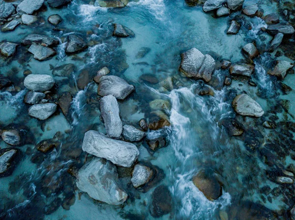 Luftaufnahme Der Ruhigen Meeresoberfläche Mit Steinen Und Felsen Wasser — Stockfoto