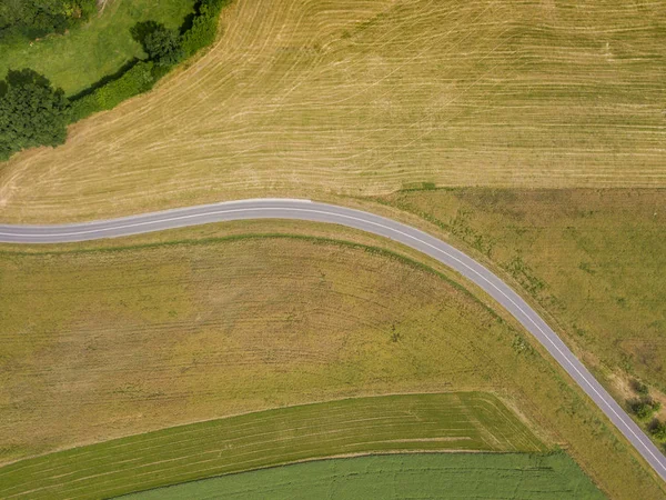 Tarlalardan Geçen Yolun Havadan Görüntüsü — Stok fotoğraf