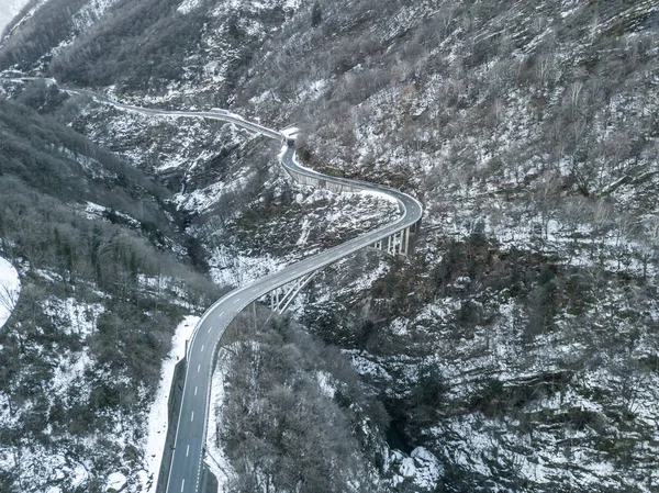 Вид Воздуха Автомобильный Мост Швейцарии Через Глубокую Долину — стоковое фото