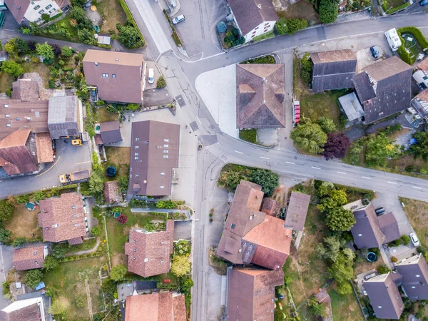 İsviçre 'nin kırsal kesiminin gökyüzü manzaralı binaları