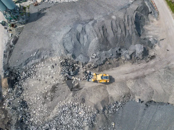 原材料輸送のためのオープン砂利採石場のコンベアベルトの空中ビュー — ストック写真