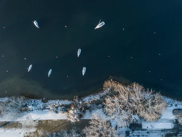 Kış Boyunca Kıyıya Demir Atmış Yelkenlilerin Hava Manzarası — Stok fotoğraf