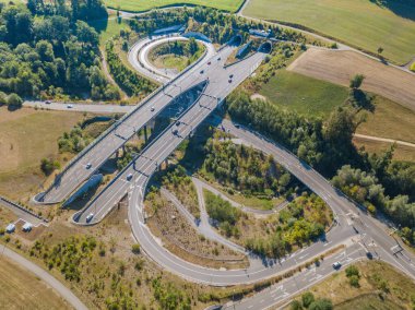 İsviçre 'deki otoban köprüsü ve tünel girişinin havadan görüntüsü